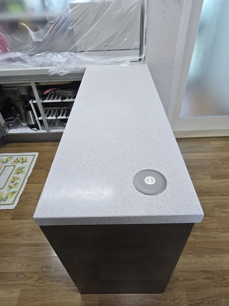 김포 지역 아일랜드식탁 상판 컷팅 사례, 동그란 콘센트가 매립된 흰색 알갱이 무늬 상판