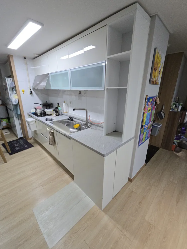 아일랜드식탁 상판을 잘라 길이를 줄이고 키큰장 자리에 오픈장을 설치한 주방
